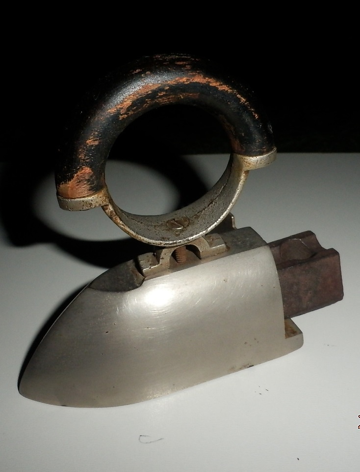 Starožitná menší žehlička s nahřívací cihličkou - 6