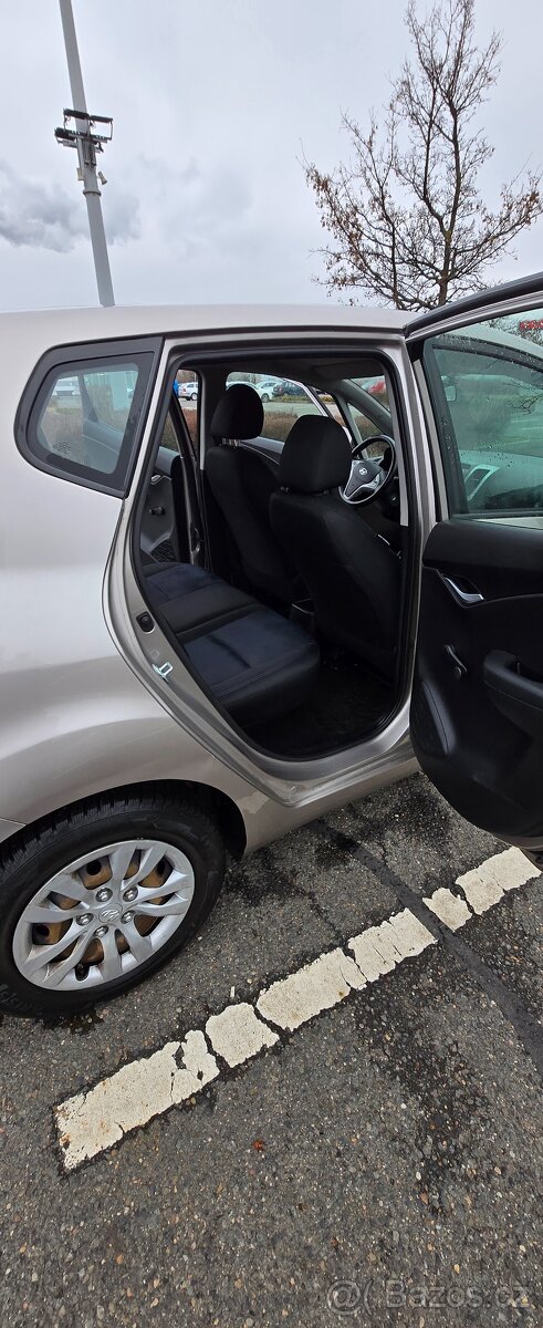 Prodám Hyundai ix20 1.6 i automat - 6
