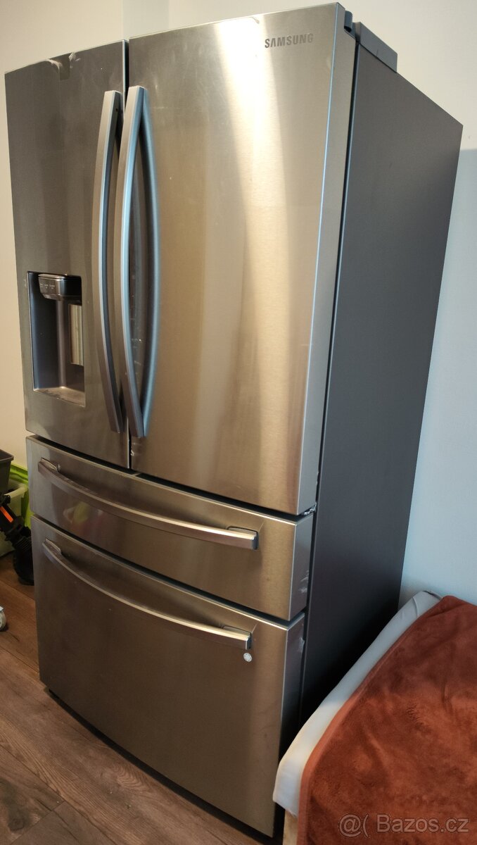 Americká lednice, dětské kolo, myčka nádobí a jídelní stůl. - 6