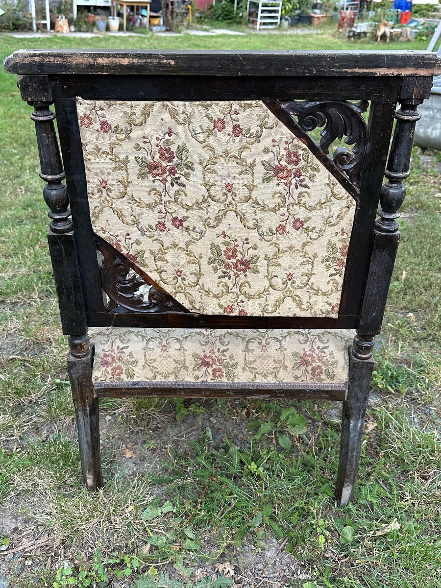 Krásně zdobené křesílko - 6