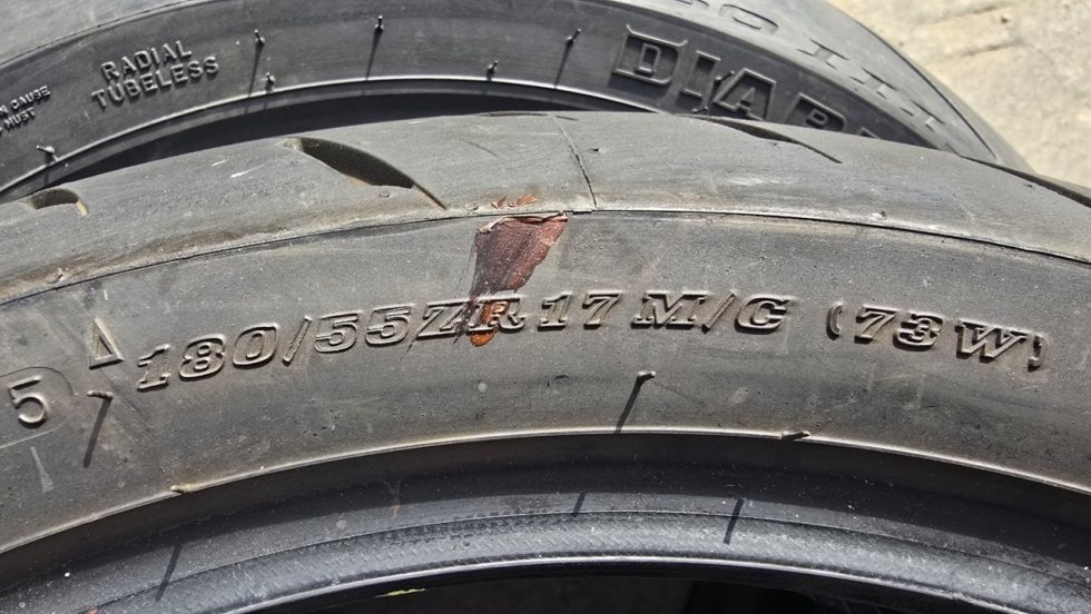 Píchlé Dunlop 180/55/17, DOT0124 - 6