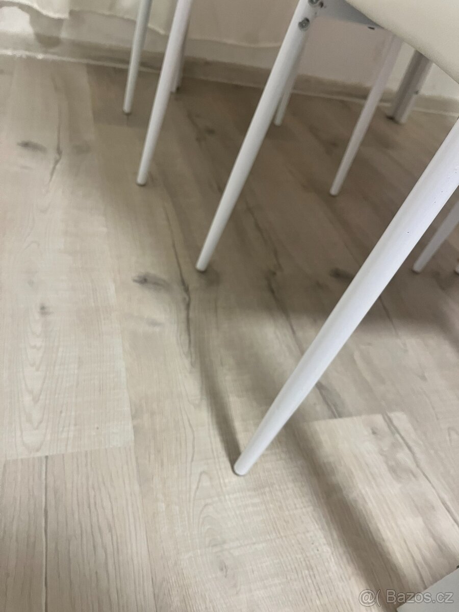 Jídelní set - stůl a čtyři židle - 6