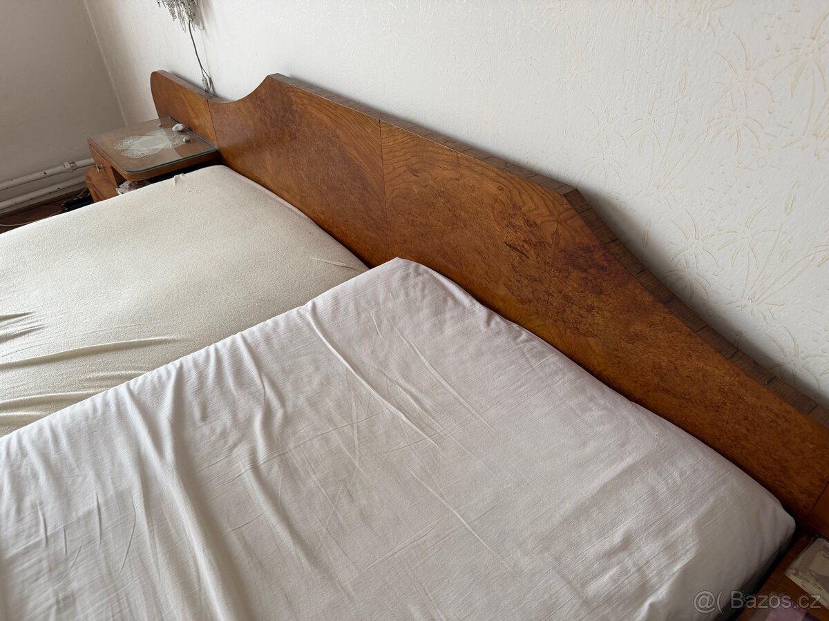 Starožitný masivní nábytek - skříně a postel - 6