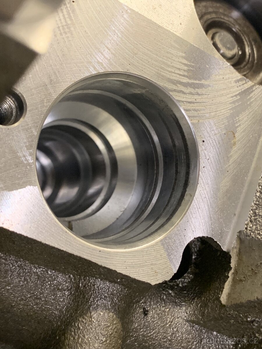 Hlava motoru 2.0 tdi pd - 6