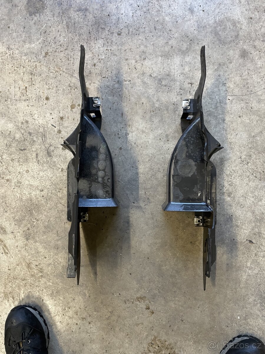 Prodám držáky krytů pod motor bmw e39 v8 - 6