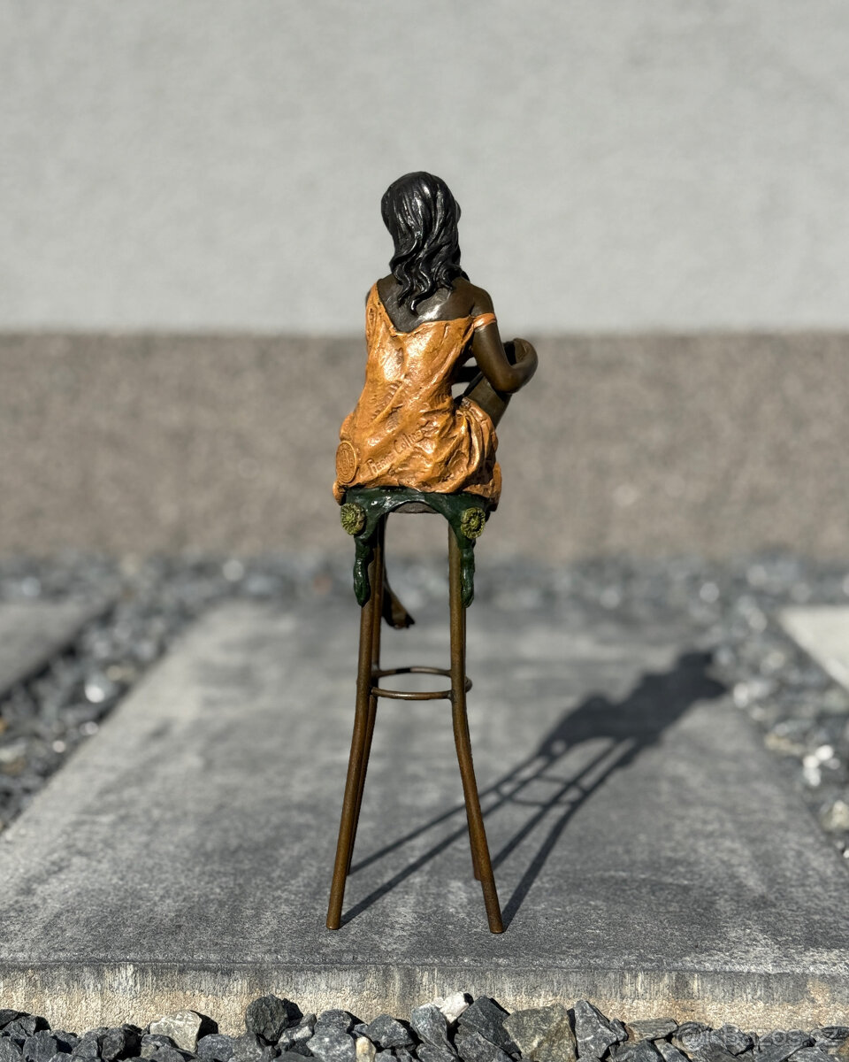 Bronzová socha Dáma na barové židli elegantní barevná soška - 6