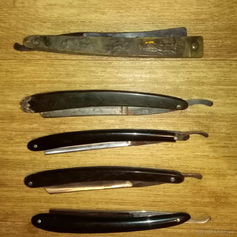 Prodám staré břitvy 5 kusů a nůž na dopisy,německou brusku ž - 6