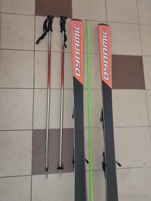Lyže, lyžařské boty, lyžařská helma, lyžařské hůlky - 6