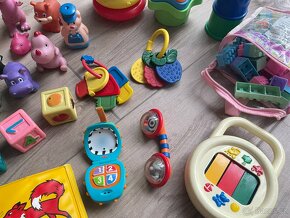 Mix hraček 28 kusů - 6