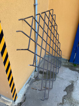 Mříže dva kusy kovové svařované okenní za 3.000 kč - 6