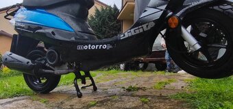 Prodám: Skutr Motorro GUGITA 4T 50ccm s helmou Cassida - 6