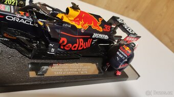Max Verstappen 1:18 s figurkou - prvy titul Abu Dhabi 2021 - 6