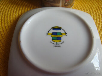 prodám malý porcelanový hrníček s talířkem za 150kč - 6