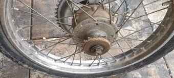 Babetta 210 - zadní kolo pěkné chromy, zánovní pneu - 6