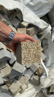 Žulové kostky 10x10cm, tl. 8cm šedožluté (řezanoštípané) - 6
