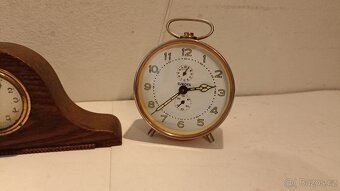 Staré krbové hodiny a 13 ks budíků - 6
