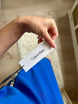 CALVIN KLEIN MODRÉ ŠATY S LAMPASY - 6