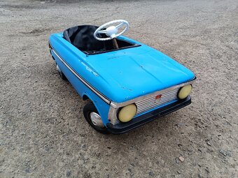 Staré šlapací auto Moskvič - 6