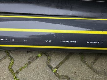 Žlaby plastové 2 ks, ochranné potrubí 1 kus - 6