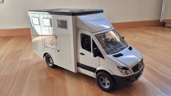 BRUDER: MB Sprinter transportér zvířat + 1 kůň - 6