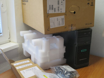 prodám server HP Hewlett-Packard - 6