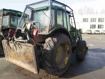 Traktor John Deere s lesnickou nástavbou - 6
