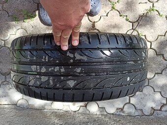 Prodám pneu Hankook Ventus V12 Evo2,215/40r17 vzorek cca 6mm - 6