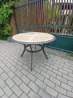 Kulatý stolek hliník dřevo - 6