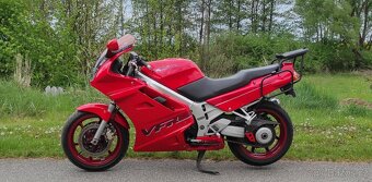 Honda VFR 750 F typ RC36 - 6