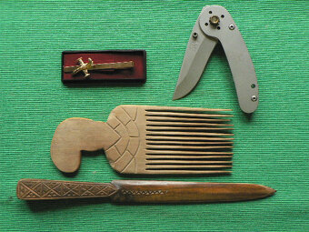 Vyřezávaný talíř, tepaný talířek, lžíce, činka, žiletky aj. - 6