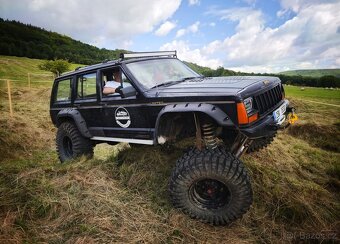 Rozprodám Jeep XJ - 6