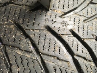 Prodám zimní pneu Nokian R17 215/55 - 6