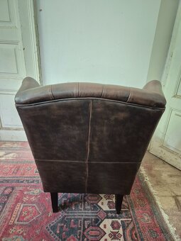 HNĚDÉ KOŽENÉ KŘESLO - UŠÁK VE STYLU CHESTERFIELD - 6
