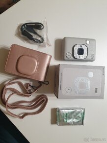 Fujifilm INSTAX mini LiPlay
- 6