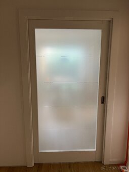Posuvné bílé interierové dveře se sklem, 100cm - 6