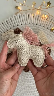 Vánoční háčkovaný koník – symbol roku 2026 - 6