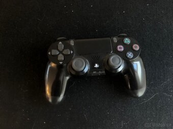 Prodám ps4 pro + nabíječka na ovladač - 6