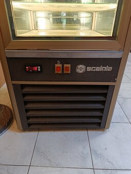 Chladící vitrína na zákusky a dorty - 6