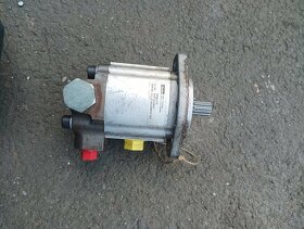 Hydraulické čerpadla ,motorek stěračů , Uzávěry nádrží - 6
