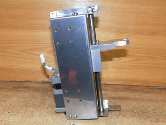 Lineární posuv, krokový motor s převodovkou, rozsah 130 mm - 6