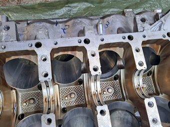 PORSCHE CAYENNE - MOTOR 4,5 V8 r.v. 2004 - 6