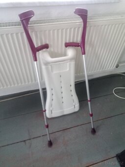 Chodítko na kolečkách, židle WC, sedák na vanu - 6