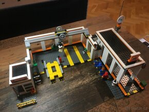 Lego City 7642 Garage - 6