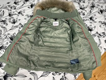 Tommy Jeans dámská péřová bunda s kožešinou Zelená XXS - 6