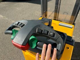 Vysokozdvižný vozík ruční Jungheinrich s přízdvihem 2t - 6