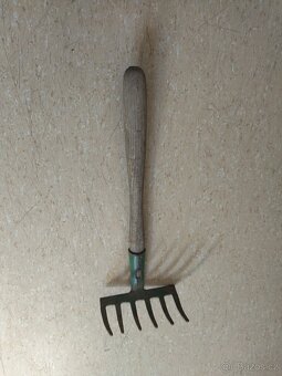 ZAHRADNICKÉ  NÁŘADÍ - 6