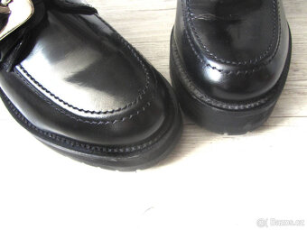 Efektní černé dámské kožené boty, pásky a přezky - 6