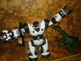 2x velký robot: RoboTyrannus, Robosapien, plastoví vojáčci - 6