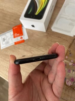 Černý iPhone SE 2020 64GB - 6