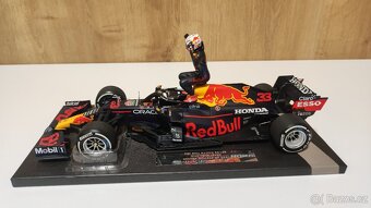 Max Verstappen 1:18 s figurkou - víťaz Monaco - 6